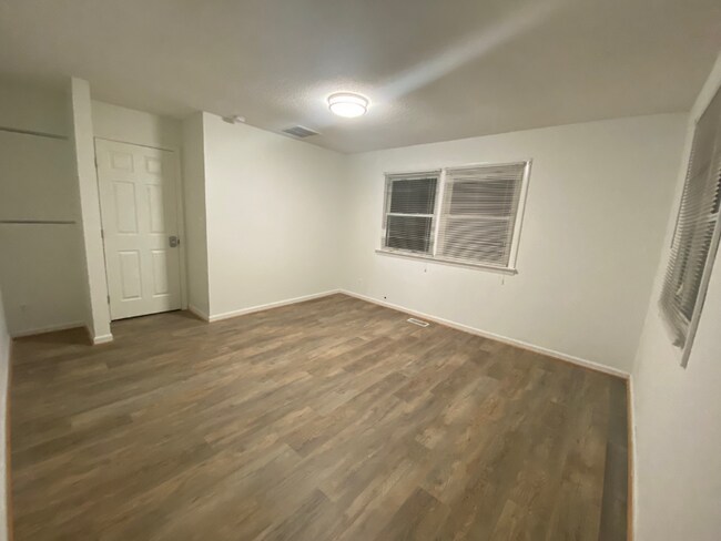 Foto del edificio - 4xxx Lees Corner Rd