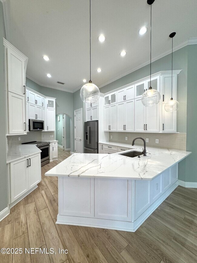 Building Photo - 642 Port Charlotte Dr