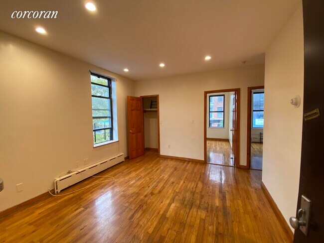 Building Photo - 958 Putnam Ave