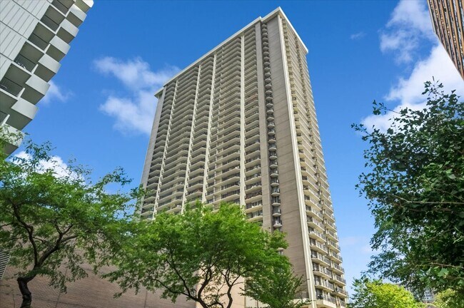 Building Photo - 6007 N Sheridan Rd