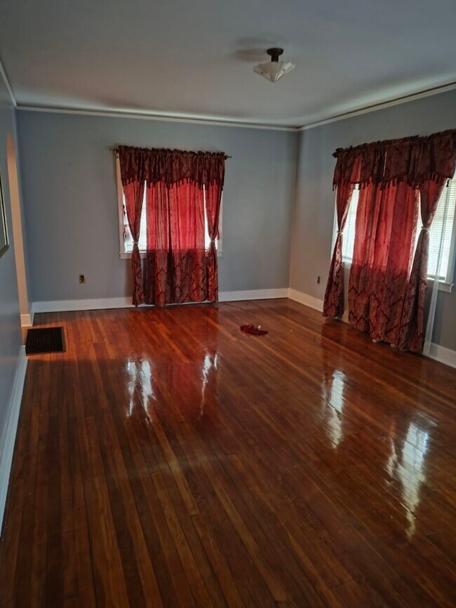 Building Photo - 275 W Leavell Woods Dr