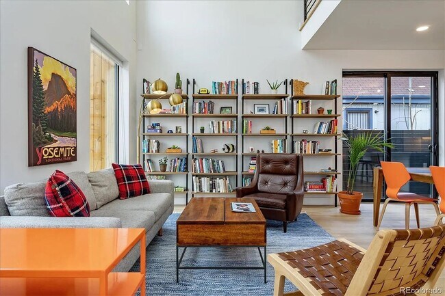 Building Photo - Contemporary Townhome in an Exceptional Su...