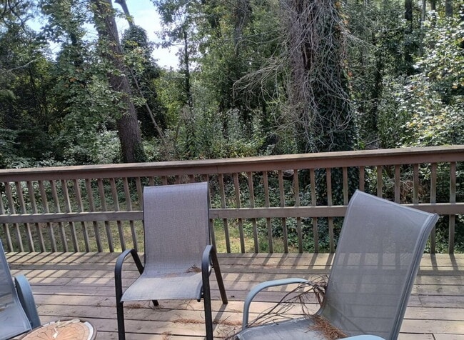 Building Photo - "Charming 2-Bedroom Retreat with Granite Touches and Hardwood Elegance in Hendersonville!"