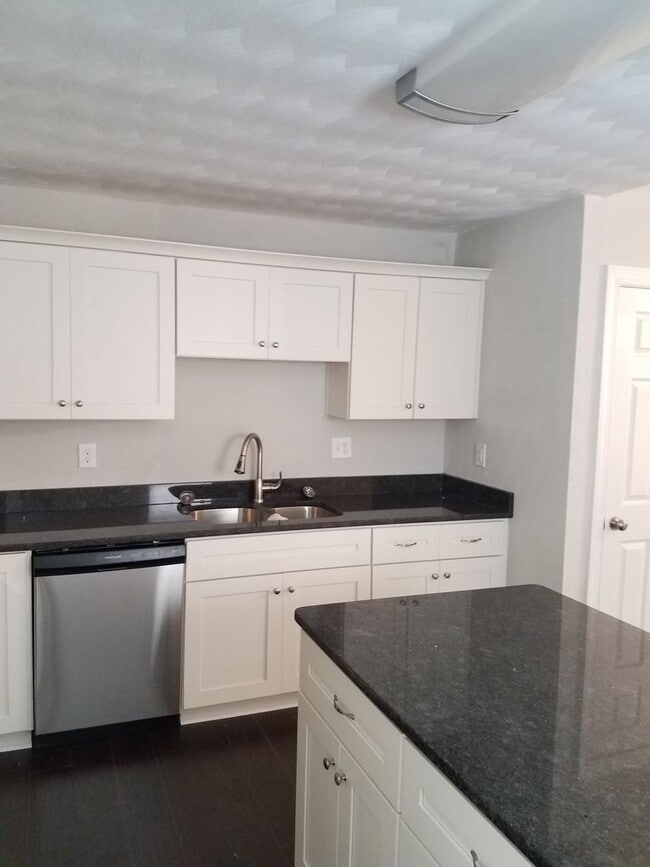 Building Photo - Spacious 4 Bedroom 3.5 Bath