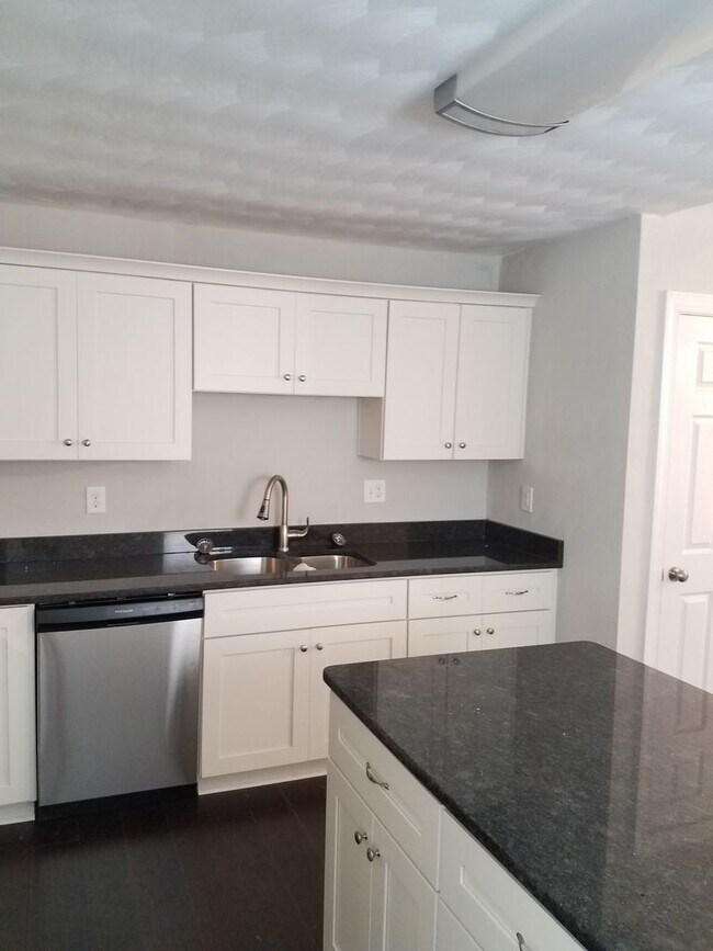 Foto del edificio - Spacious 4 Bedroom 3.5 Bath
