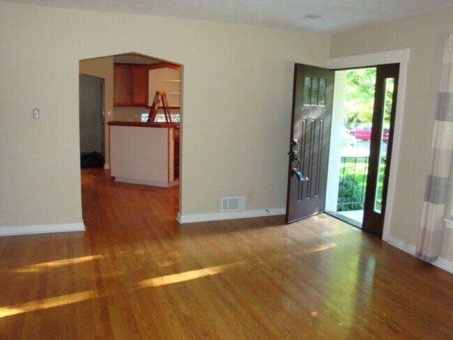 Building Photo - Charming Westside Cottage in a Premier Location