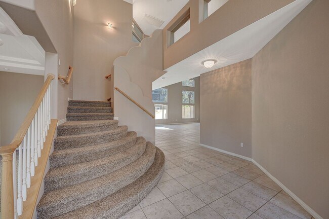 Foto del edificio - Stunning Green Valley home with a pool in guard gated Legacy