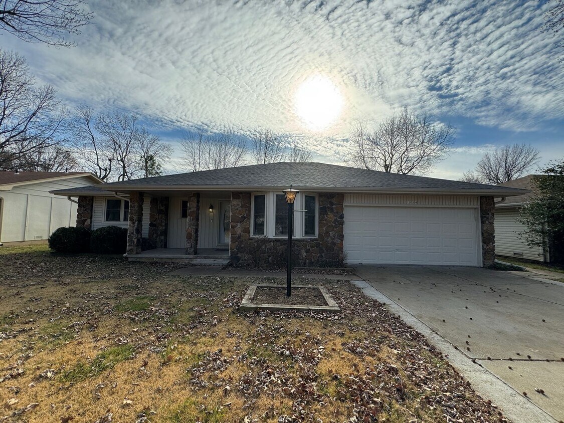 Primary Photo - Gorgeous 3 bedroom, 2 bath home in a great...