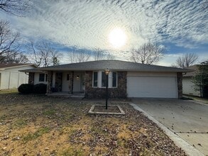 Building Photo - 1110 E Rosebrier St