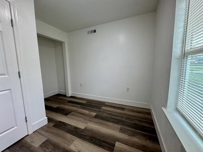 Foto del edificio - 1704 Dalhart St