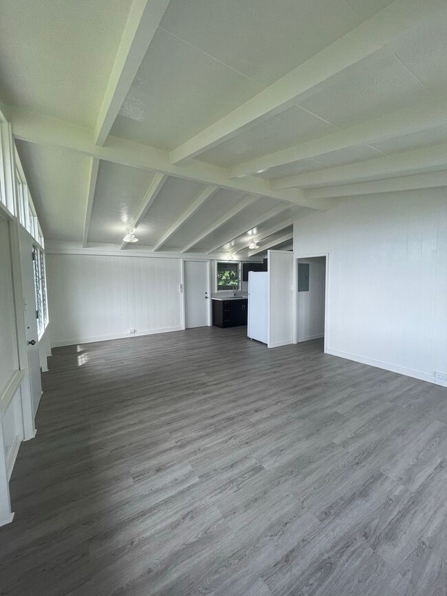 Building Photo - Renovated 3 Bed, 1 Bath, 2 Parking Single ...