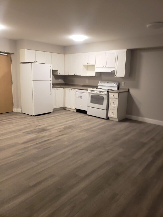 Building Photo - 772 Stirling Av S