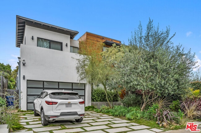 Foto del edificio - 2230 Malcolm Ave