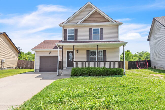 Building Photo - 3 bedroom home with fenced in backyard clo...