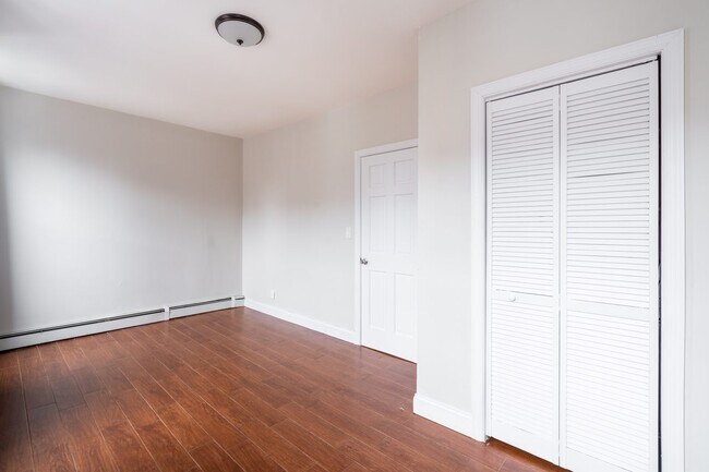 Foto del edificio - Queen room in 3-bed/1.0-bath Home