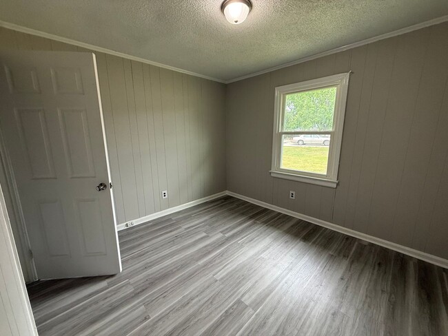 Building Photo - 1704 Snowden Dr SE