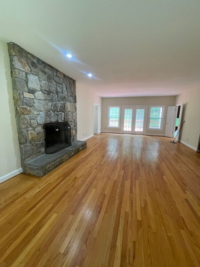 Foto del edificio - Spacious SF home in Potomac