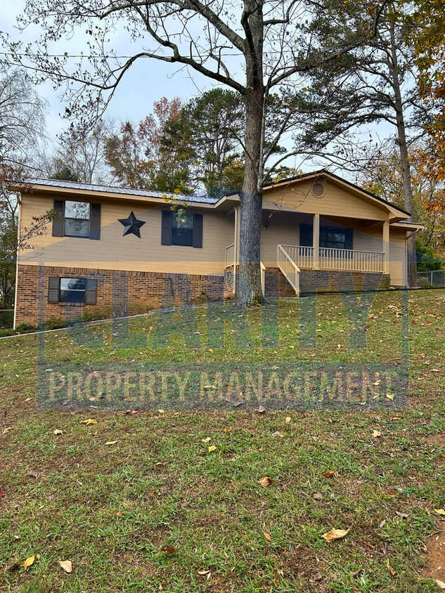 Foto principal - Three bedroom home w/ large yard & back porch