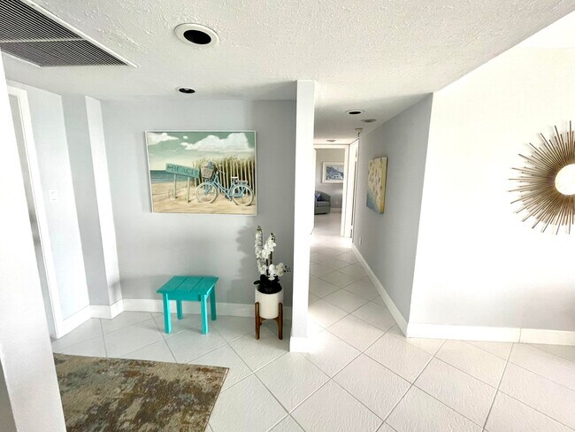 Building Photo - 801 S Ocean Dr
