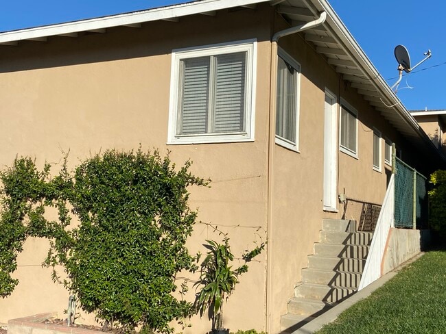 Building Photo - 956 Eucalyptus Dr