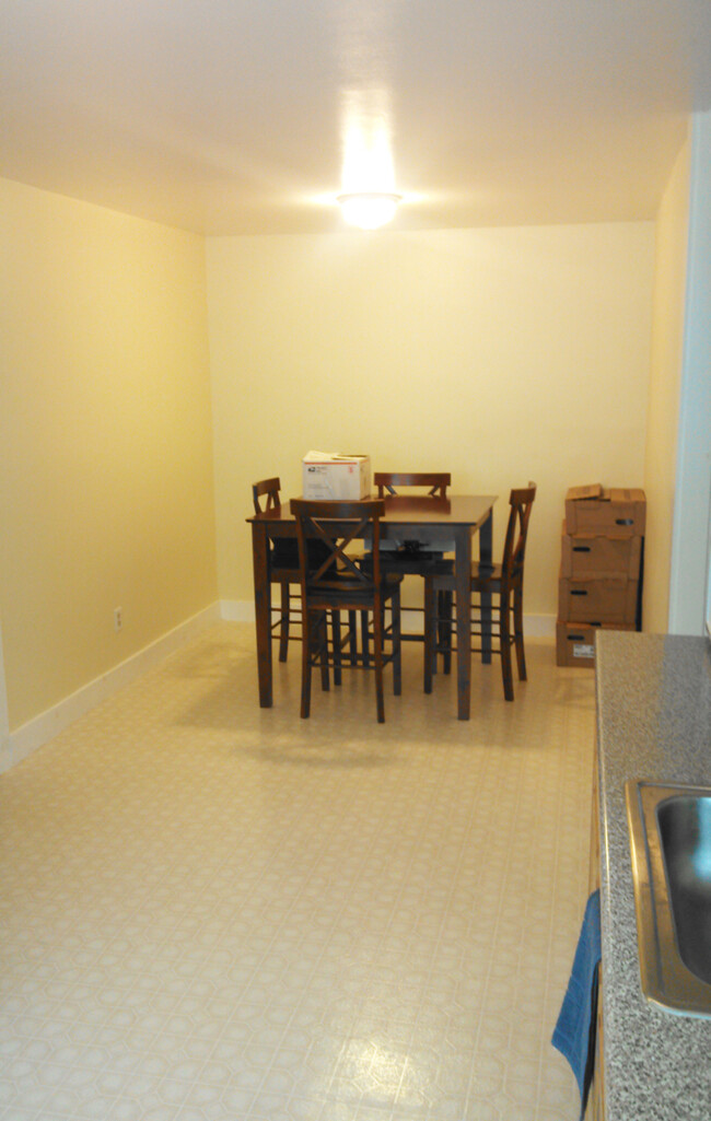 Dining area - 208 Park St