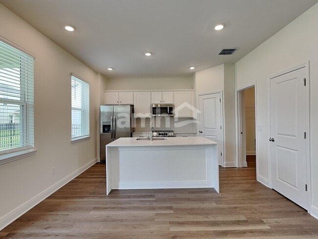 Building Photo - 5950 Pinewood Ests Dr