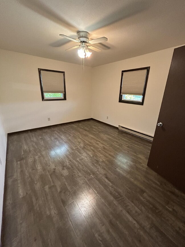 Building Photo - 3 Bedroom Duplex with Attached Garage & La...