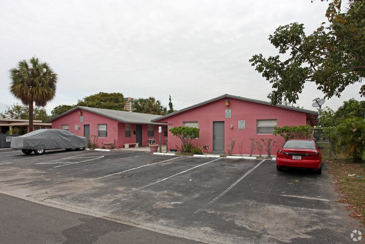 Primary Photo - 661-671 SW 7th St