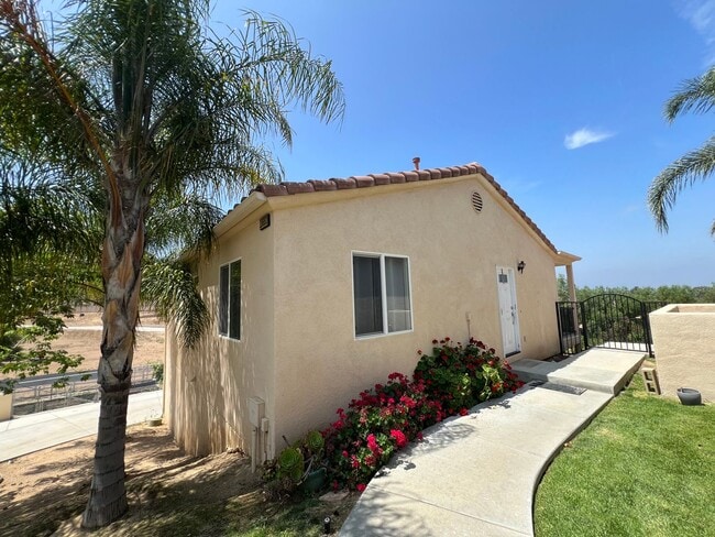 Building Photo - Charming 2 bedroom in Mockingbird Canyon!