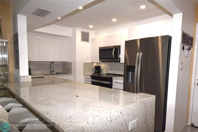 Building Photo - 525 N Ocean Blvd