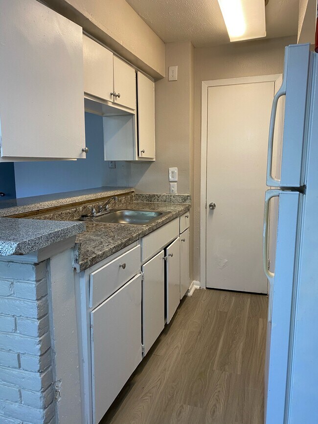 Cocina moderna - 7500 Highcrest Dr