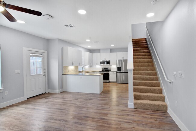 Foto del edificio - 28325 Birnham Woods Dr