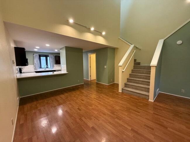 Building Photo - 2 Bed/2.5 Bath Townhome with Garage, Pool and Tennis Court