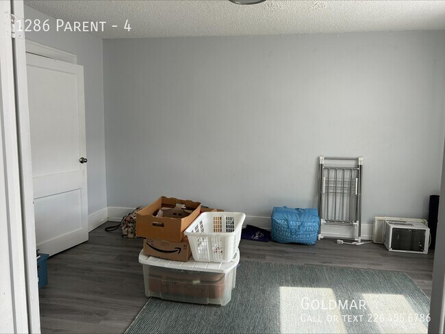 Photo du bâtiment - New listing off Ottawa St.