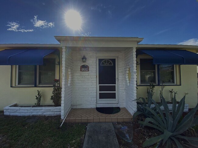 Foto del edificio - 2/2 single family house with big yard near downtown and beach!