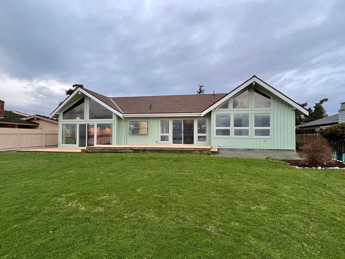 Foto principal - Beautiful Waterfront Home!