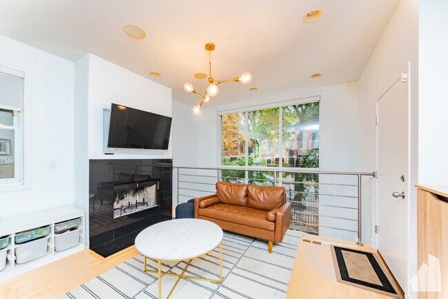 Building Photo - 867 N Hermitage Ave