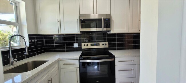 Foto del edificio - 270 Layne Blvd