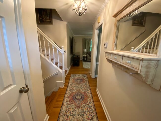 Building Photo - 1830 Queens Way