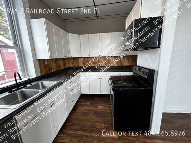 Foto del edificio - 816 S Railroad St