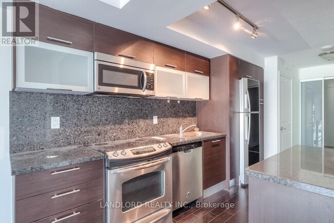 Building Photo - 386 Yonge St