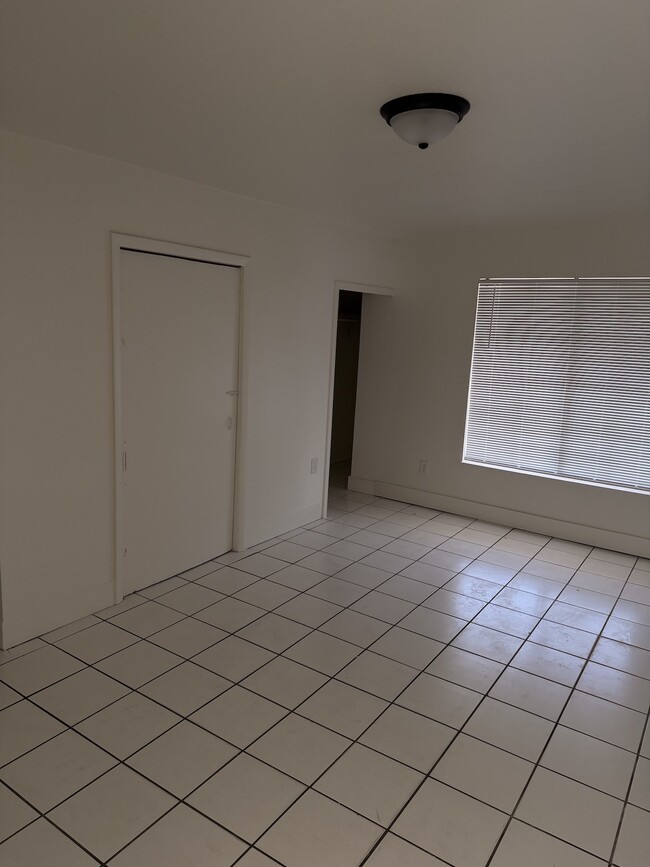 Master bed / closet - 4825 Burgundy Ln