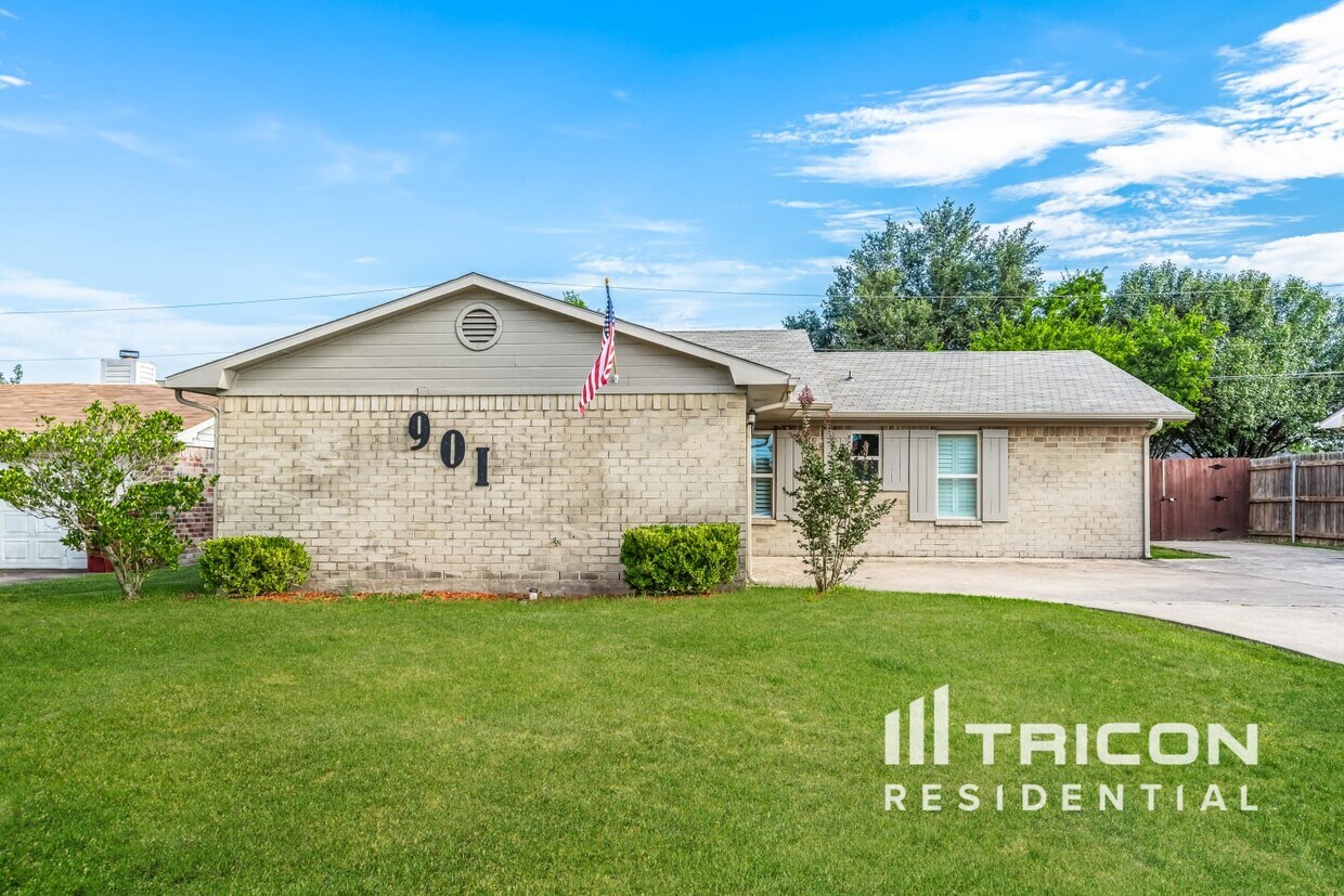 Primary Photo - 901 Loganwood Dr