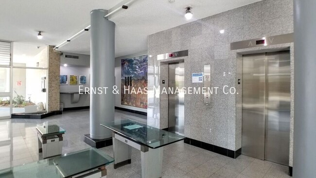 Foto del edificio - Beautifully Remodeled Condo Located in Pri...