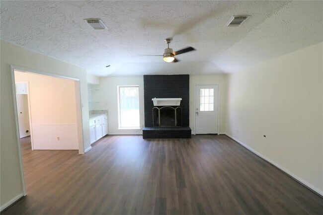 Foto del edificio - 1819 Fall Meadow Dr