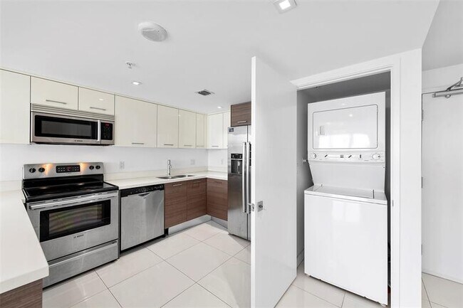 Foto del edificio - 9901 E Bay Harbor Dr
