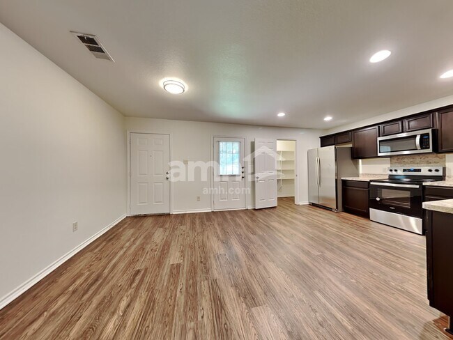 Foto del edificio - 1922 Cross Oaks Dr