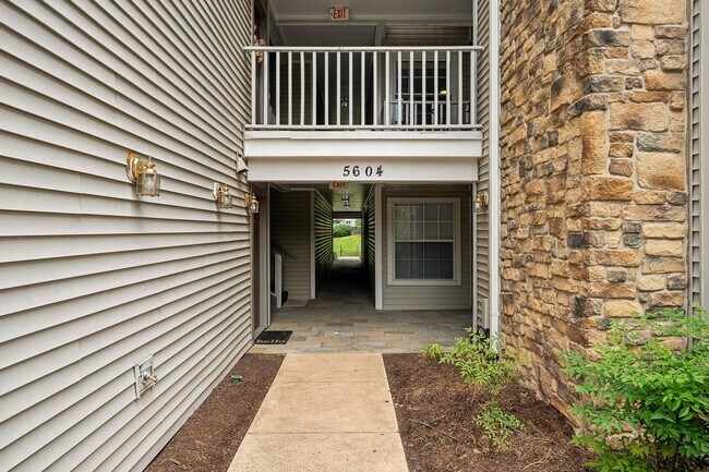 Building Photo - Discover comfort and style in the sought-a...