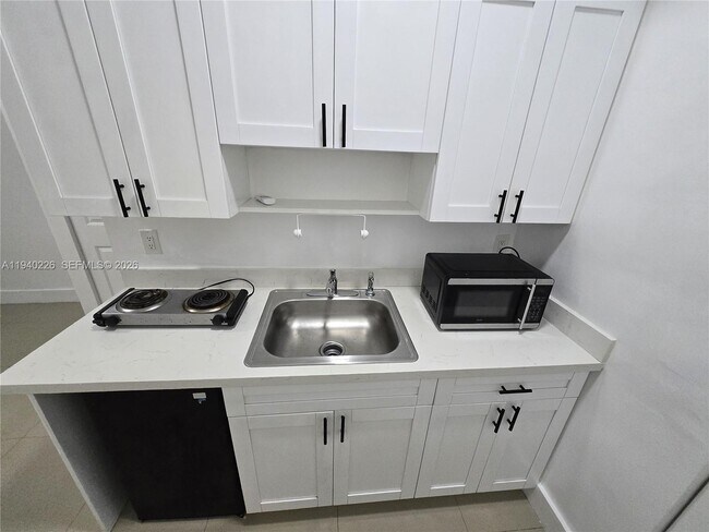 Foto del edificio - 931 Opa-locka Blvd