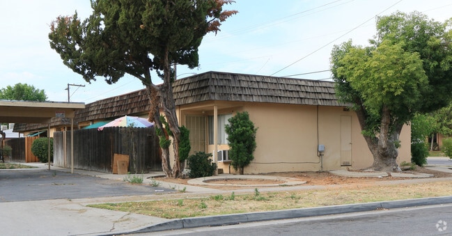 Building Photo - 4325 N Chestnut Ave